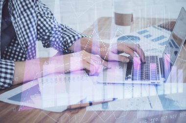 Arka planda bilgisayar üzerinde çalışan adam ile borsa grafiği çoklu pozlama. Finansal analiz kavramı.