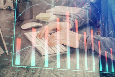 Adam ile mali grafik multi pozlama arka planda ofiste çalışır. Analiz kavramı.