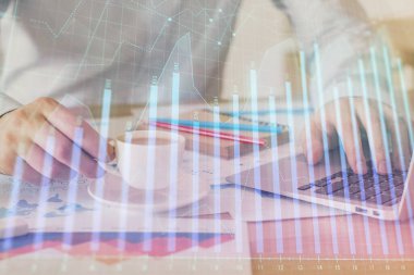 Arka planda ofiste bilgisayarda çalışan işadamı ile Forex grafiği. Sert çalışma kavramı. Çift Pozlama.