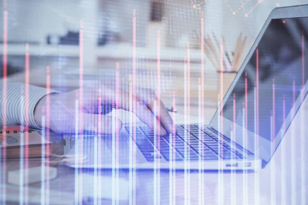 Arka planda dizüstü bilgisayar üzerinde çalışan adam ile borsa grafiği çift pozlama. Finansal analiz kavramı.