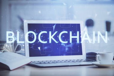 Engelleme zincirine ve kripto ekonomi temalı holograma ve bilgisayar arkaplanlı masaya çoklu maruz kalma. Bitcoin kripto para kavramı.