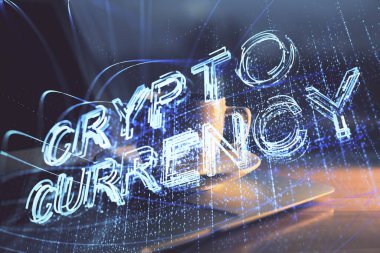 Engelleme zincirine ve kripto ekonomi temalı holograma ve bilgisayar arkaplanlı masaya çoklu maruz kalma. Bitcoin kripto para kavramı.