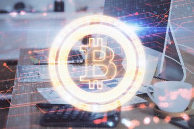 Blockchain temalı holograma ve bilgisayar arkaplanlı masaya çift pozlama. Bitcoin şifreleme para birimi kavramı.