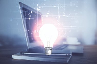 Bilgisayar ofisinde ampul simgesi hologramıyla birlikte. Çoklu maruz kalma. Fikir kavramı.