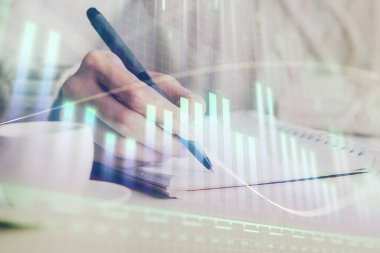 Forex grafiği, kadının elinde notlar alarak arka planda görüntülenir. Araştırma kavramı. Çift pozlama