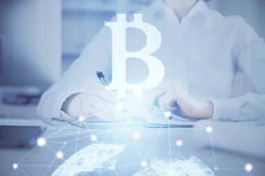 Kripto para birimi hologramı, Bitcoin, ellerin üstünde ico teması not tutuyor. Engelleme zinciri kavramı. Çoklu pozlama