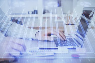 Arka planda bilgisayar üzerinde çalışan adam ile borsa grafiği çoklu pozlama. Finansal analiz kavramı.