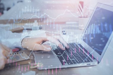Arka planda dizüstü bilgisayar üzerinde çalışan adam ile borsa grafiği çift pozlama. Finansal analiz kavramı.