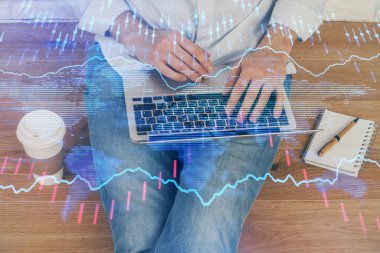 Arka planda ofiste bilgisayarda çalışan işadamı ile Forex grafiği. Analiz kavramı. Çift Pozlama.