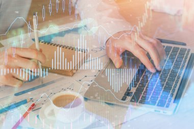 Arka planda ofiste bilgisayarda çalışan işadamı ile Forex grafiği. Sert çalışma kavramı. Çift Pozlama.