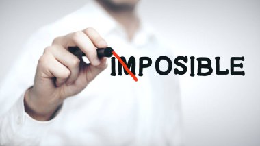 Beyaz arka planda imkansız konsept çizen işadamı