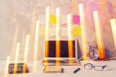 Forx grafiği ve bilgisayarla çalışma alanını iki katına çıkar. Uluslararası çevrimiçi ticaret kavramı.