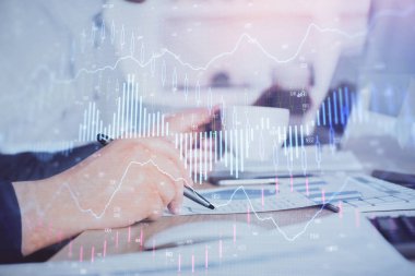 Borsa grafiği ile çift pozlama elleri. Araştırma ve analiz kavramı.