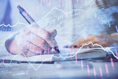 Forex grafik hologramı ile not lar yapan kadın ellerinin çoklu pozlama. Konsept borsa analizi.