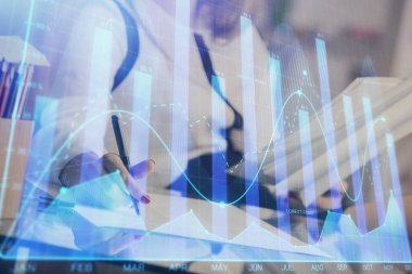 Bir kadın eller Not defteri hisse senedi piyasası hakkında bilgi yazma. Ön Forex grafik hologramlar. Araştırma konsepti.