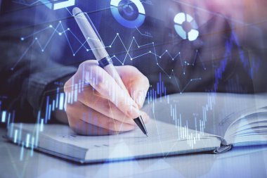 Forex grafik hologramı ile not lar yapan kadın ellerinin çift pozlama. Kavram teknik analizi.
