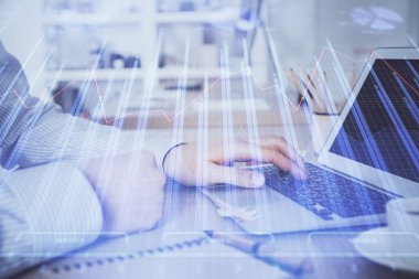 Arka planda bilgisayar üzerinde çalışan adam ile borsa grafiği çoklu pozlama. Finansal analiz kavramı.