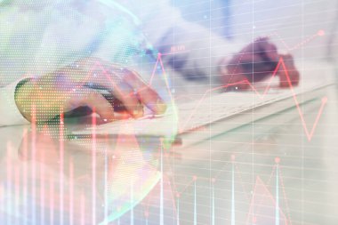 Adam arka planda ofiste bilgisayarda yazarak grafik çift pozlama. Zor iş kavramı. Closeup.