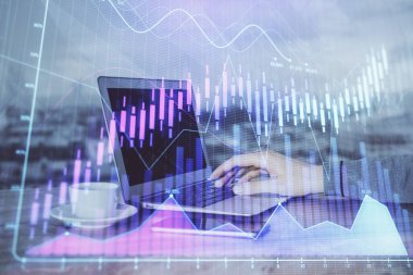 Arka planda ofiste bilgisayarda işadamı yazarak stok grafik çift pozlama. Zor iş kavramı.