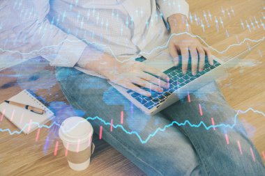 Arka planda ofiste bilgisayarda çalışan işadamı ile Forex grafiği. Analiz kavramı. Çift Pozlama.