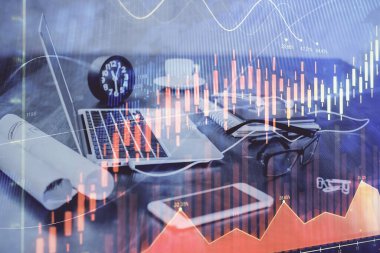 Masası ve kişisel bilgisayarı olan borsa grafiği. Çoklu maruz kalma. Mali analiz kavramı.