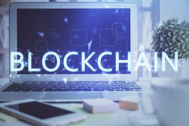 Engelleme zincirine ve kripto ekonomi temalı holograma ve bilgisayar arkaplanlı masaya çoklu maruz kalma. Bitcoin kripto para kavramı.