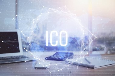 Blockchain temalı holograma ve bilgisayar arkaplanlı masaya çift pozlama. Bitcoin şifreleme para birimi kavramı.