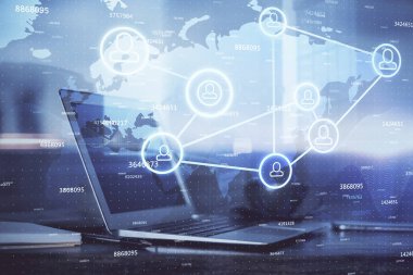 Sosyal ağ hologramıyla birlikte bilgisayar masaüstünde. Çoklu maruz kalma. Uluslararası insan ilişkileri kavramı.