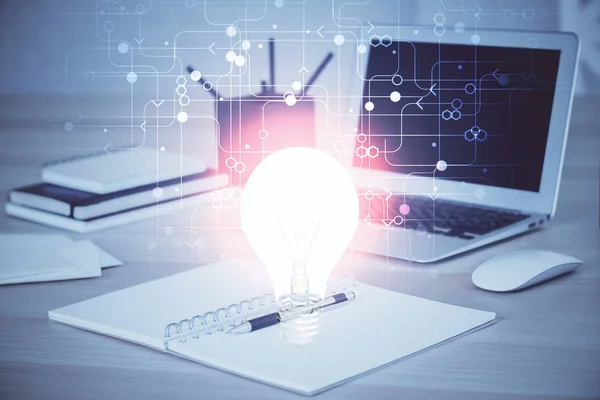 Computer Auf Dem Desktop Büro Mit Glühbirnen Hologramm Mehrfachbelichtung Konzept — Stockfoto