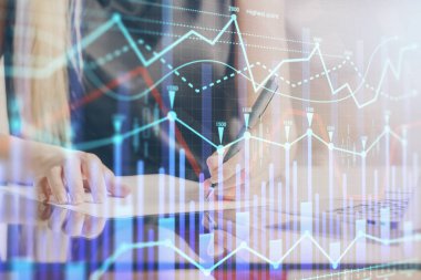 Bir kadın eller Not defteri hisse senedi piyasası hakkında bilgi yazma. Ön Forex grafik hologramlar. Araştırma konsepti.
