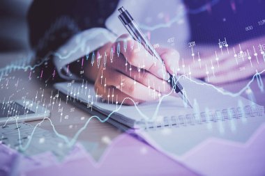 Bir kadın eller Not defteri hisse senedi piyasası hakkında bilgi yazma. Ön Forex grafik hologramlar. Araştırma kavramı. Çoklu pozlama