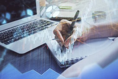 Forex grafiği, kadının elinde notlar alarak arka planda görüntülenir. Araştırma kavramı. Çoklu pozlama