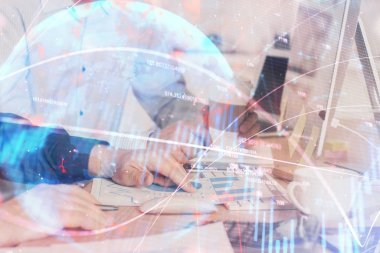 Adam arka planda ofiste bilgisayarda yazarak grafik Multi pozlama. Zor iş kavramı.