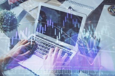 Arka planda ofiste bilgisayarda işadamı yazarak stok grafik çift pozlama. Zor iş kavramı.