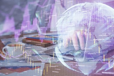 Arka planda ofiste bilgisayarda çalışan işadamı ile Forex grafiği. Sert çalışma kavramı. Çoklu pozlama.