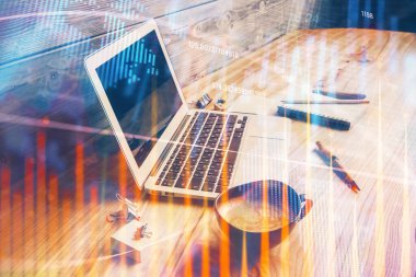 Grafik ve finansal bilgilere çifte maruz kalma ve bilgisayar geçmişi olan çalışma alanı. Uluslararası çevrimiçi ticaret kavramı.