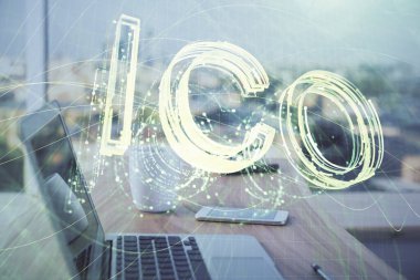 Blockchain temalı holograma ve bilgisayar arkaplanlı masaya çift pozlama. Bitcoin şifreleme para birimi kavramı.