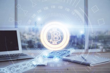 Blockchain temalı holograma ve bilgisayar arkaplanlı masaya çift pozlama. Bitcoin şifreleme para birimi kavramı.