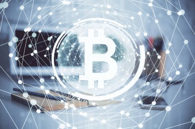 Blockchain temalı holograma ve bilgisayar arkaplanlı masaya çift pozlama. Bitcoin şifreleme para birimi kavramı.