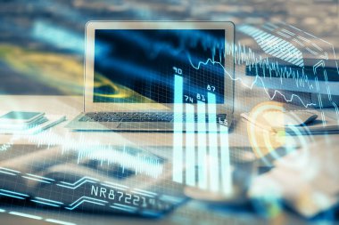 Bilgisayar, teknoloji temalı hologramla birlikte ofiste. Çoklu maruz kalma. Teknoloji kavramı.