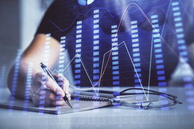 Forex grafik hologramı ile not lar yapan kadın ellerinin çoklu pozlama. Teknik analiz kavramı.