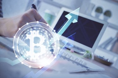 Kripto para birimi hologramı, Bitcoin, ellerin üstünde ico teması not tutuyor. Engelleme zinciri kavramı. Çoklu pozlama