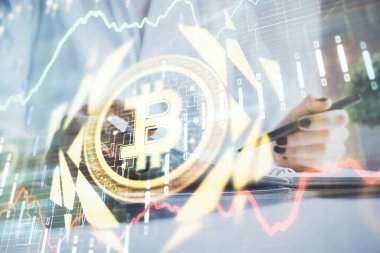 Kripto para birimi hologramı, Bitcoin, ellerin üstünde ico teması not tutuyor. Engelleme zinciri kavramı. Çoklu pozlama
