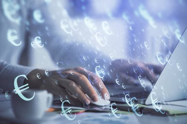 Arka planda bilgisayarda çalışan bir adamla ön x grafiğine iki kez maruz kalıyoruz. Pazar analizi kavramı.