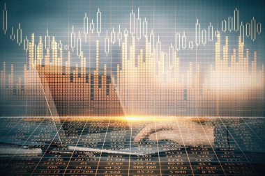 Arka planda dizüstü bilgisayar üzerinde çalışan adam ile borsa grafiği çift pozlama. Finansal analiz kavramı.