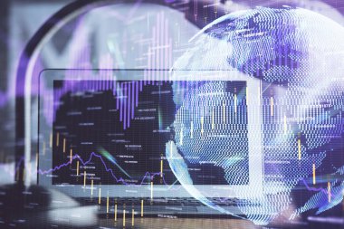 Forx grafiği ve bilgisayarla çalışma alanı çoklu pozlama. Uluslararası çevrimiçi ticaret kavramı.