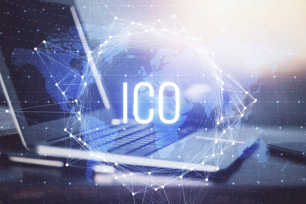 Blockchain temalı holograma ve bilgisayar arkaplanlı masaya çift pozlama. Bitcoin şifreleme para birimi kavramı.