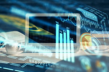 Bilgisayar, teknoloji temalı hologramla birlikte ofiste. Çoklu maruz kalma. Teknoloji kavramı.