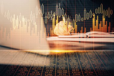 Dizüstü bilgisayar ve borsa grafik arka plan ile işadamının ellerini çift pozlama. Araştırma ve ticaret kavramı.
