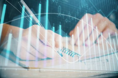 Forex grafiği, kadının elinde notlar alarak arka planda görüntülenir. Araştırma kavramı. Çift pozlama